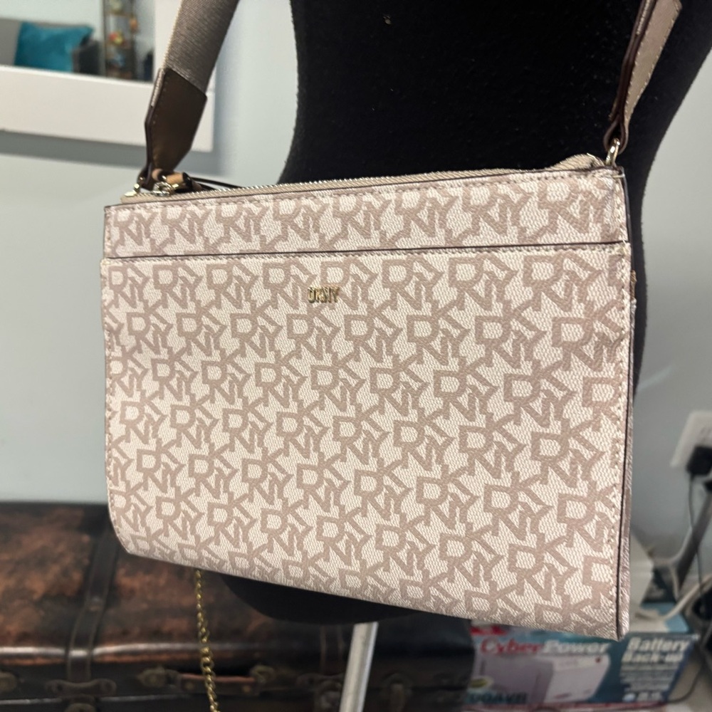 NWOT❤️DKNY Bryant Park Monogram Crossbody - Picture 6 of 8